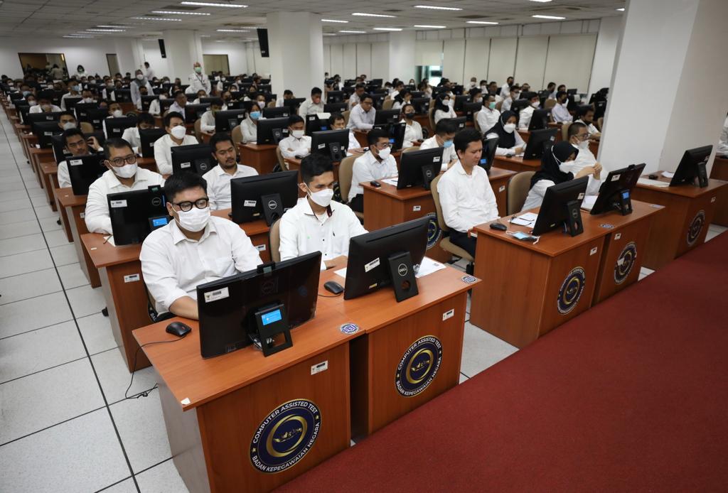 Para peserta seleksi Pegawai Pemerintah dengan Perjanjian Kerja (PPPK) di lingkungan BNPB saat akan melakukan tes di Kantor Badan Kepegawaian Negara (BKN) Pusat, Jakarta Timur, Senin (27/3).